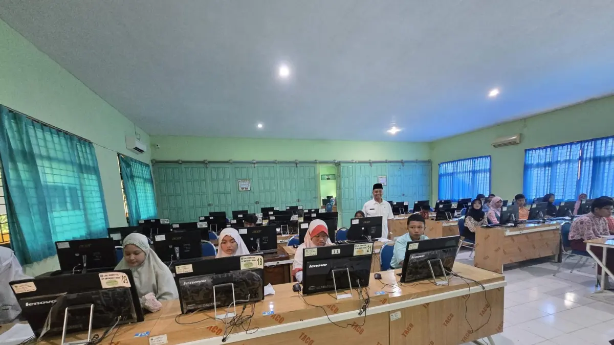 Tenang : Para siswa yang mengikuti TPA di UPT SMP Negeri 3 Gresik. (Foto : Fajar/Radar Gresik) 
