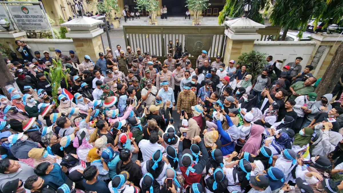Wakil Ketua DPRD Gresik, Lutfi Dawam menemui ribuan massa pendukung program Makan Bergizi Gratis (MBG) mendatangi gedung DPRD Gresik saat menyampaikan aspirasi.