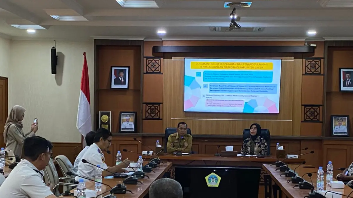 Pelaksana Harian (Plh) Kepala Rutan Gresik, Dhimas Isdwiyono saat mengikuti talkshow tentang strategi dan penguatan upaya Pencegahan dan Pemberantasan Penyalahgunaan dan Peredaran Gelap Narkotika (P4GN) yang digelar di Pemkab Gresik. (Foto : Ist/Radar Gresik) 
