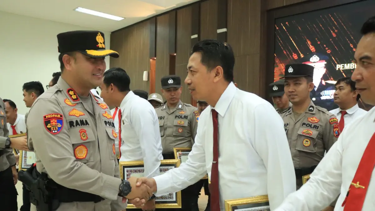 BERPRESTASI : Kapolres Gresik AKBP Ramadhan Nasution saat memberikan penghargaan kepada 27 Personel berprestasi. (Foto : Ist/Radar Gresik) 