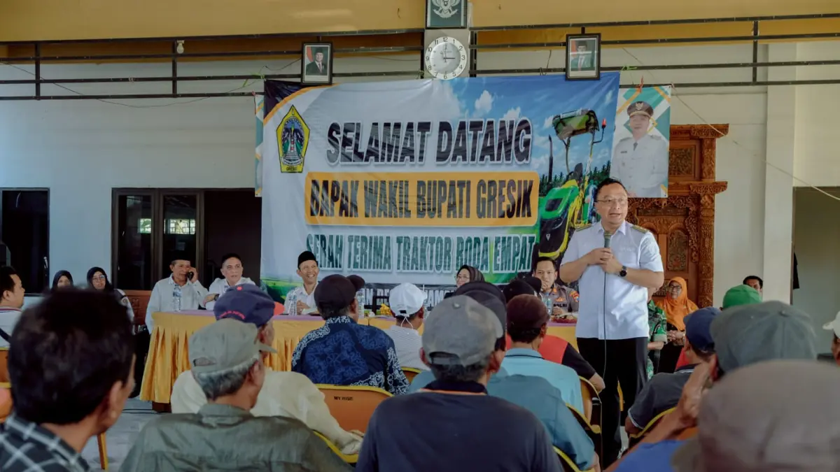 Dinas Pertanian resmi menyalurkan bantuan Alat dan Mesin Pertanian (Alsintan) dari Kementerian Pertanian Republik Indonesia kepada sejumlah kelompok tani (poktan). (Foto : ist/Radar Gresik) 