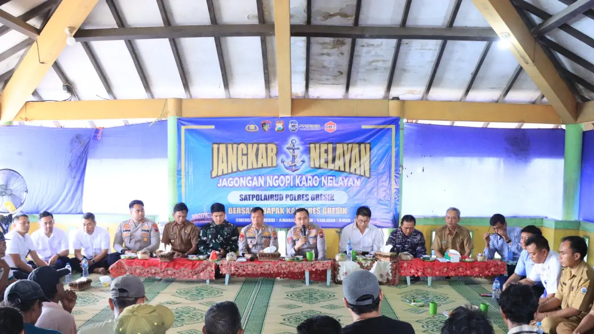 Kapolres Gresik AKBP Ramadhan Nasution beserta jajaranya saat duduk bersama dengan nelayan untuk membahas berbagai persoalan yang dihadapi di wilayah perairan Gresik. (Foto : Ist/Radar Gresik) 