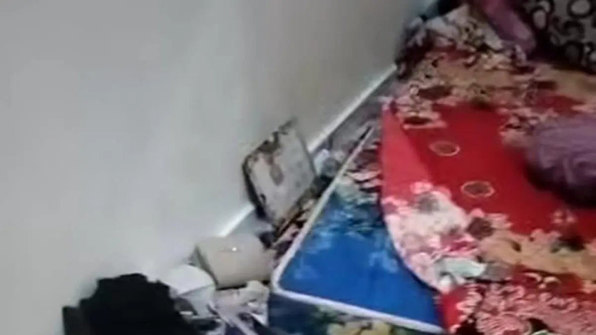 Pecah  : Kondisi rumah korban saat diacak - acak pelaku dan dua ponsel milik korban hilang. (Foto : Ist/Radar Gresik) 