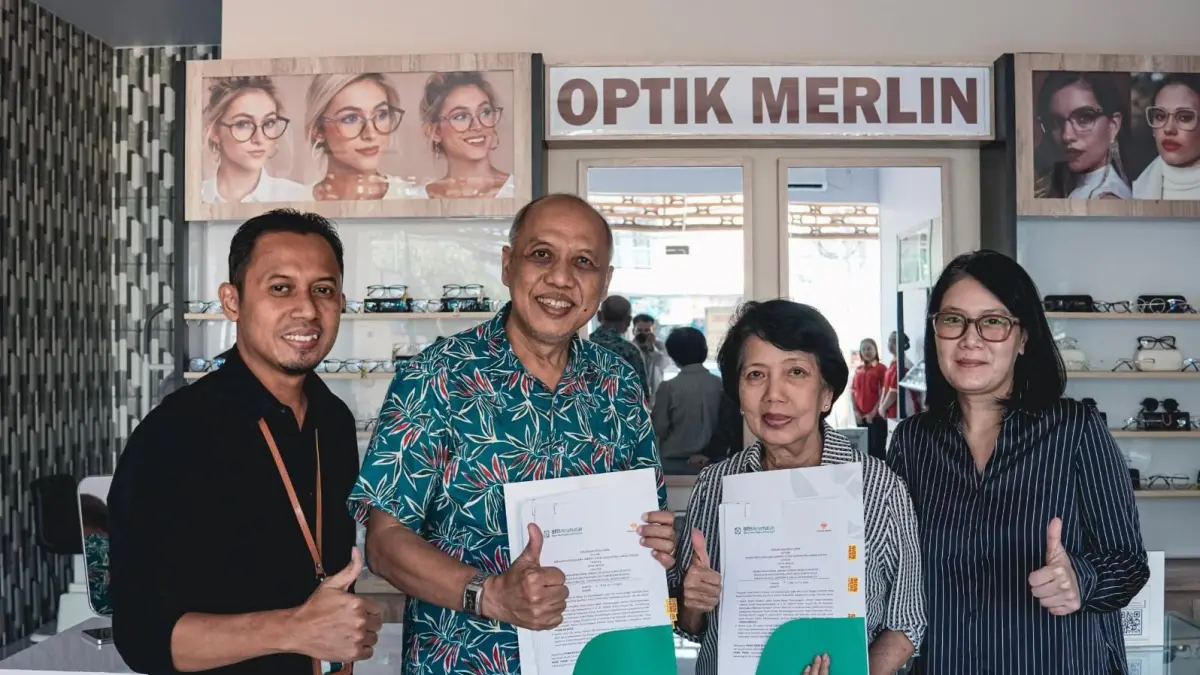 Peduli Kesehatan : Optik Merlin Donasikan Rp 10,36 Juta untuk Dukung Keberlanjutan Program JKN. (Foto : Fajar/Radar Gresik) 