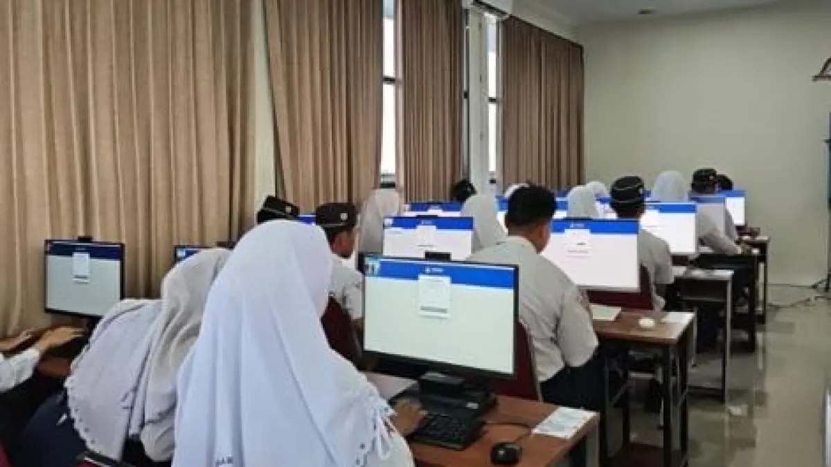 TES : Para siswa saat melakukan tes di sekolah. (Foto : Fajar/Radar Gresik) 