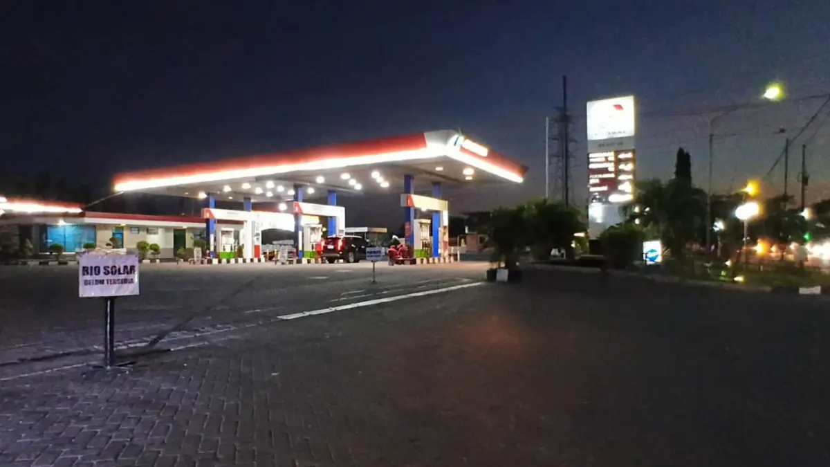 AKTIVITAS : Di SPBU 54.611.20 di Jalan Raya Gresik-Lamongan atau sebelah masjid Ahmad Dahlan, Bunder Gresik dengan tulisan Bio Solar Belum Tersedia. (Ist/Radar Gresik) 
