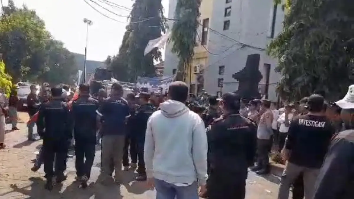 DEMO : Salah satu LSM dari Kabupaten Lamongan saat berdemo di kantor Kecamatan Wringinanom Gresik yangbsenoat mendapatkan penilakan dari LSM Gresik dan warga. (Foto : Ist/Radar Gresik) 