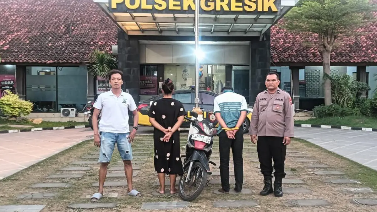 DIAMANKAN : Sepasang Kekasih tersangka kasus pencurian motor saat diamankan anggota Satreskrim Polsek Gresik Kota. (Foto : Ist/Radar Gresik) 