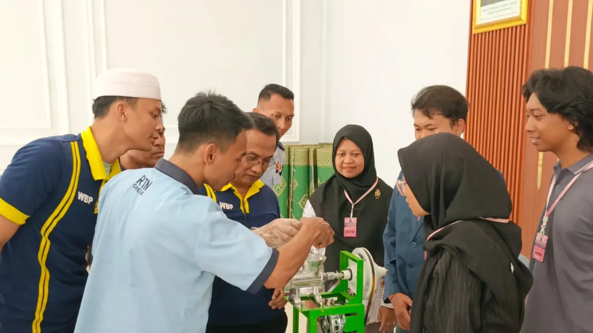 PAKAN LELE : Mahasiswa UMG saat memberikan penyuluhan pembuatan  pakan alternatif yang mampu menunjang pertumbuhan ikan lele untuk ketahanan pangan. (Foto : Yudhi/Radar Gresik) 