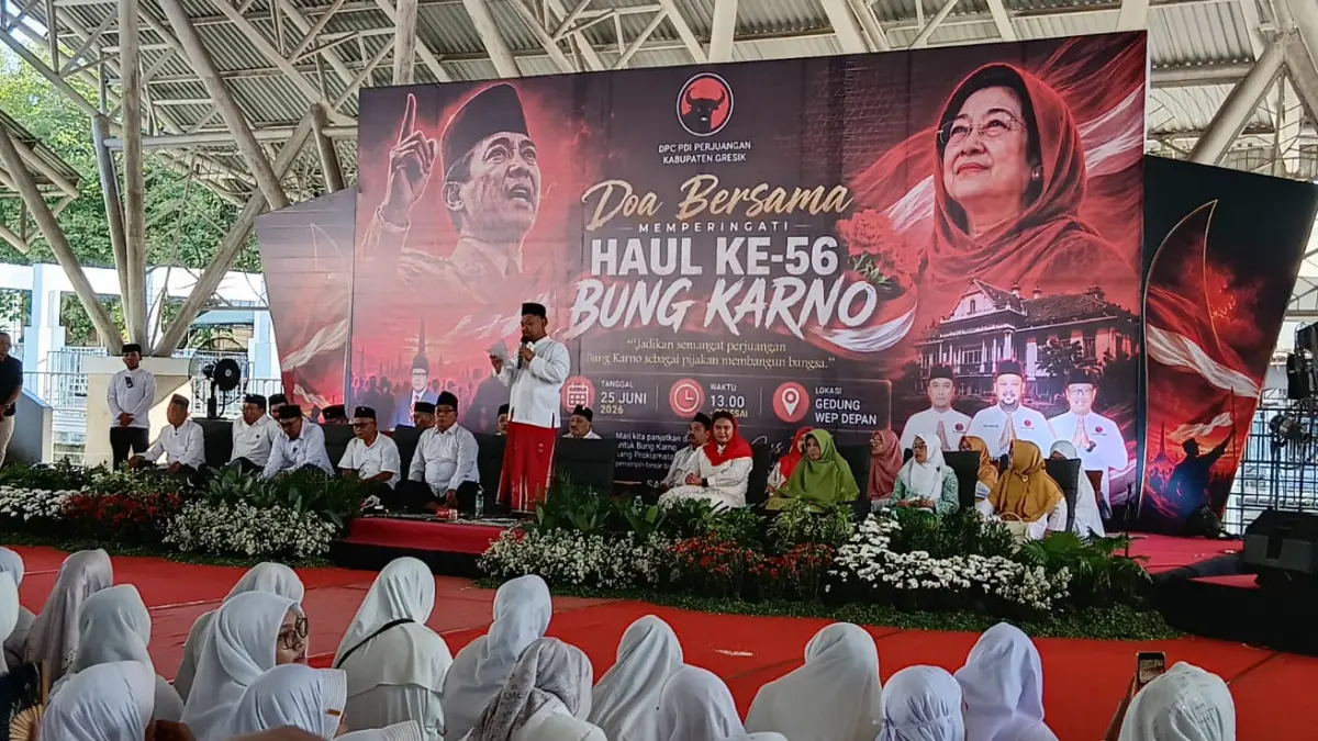 SAMBUTAN : Ketua DPC PDI Perjuangan Kabupaten Gresik, Fandi Akhmad Yani saat Haul ke-56 Bung Karno di WEP Gresik. (Foto : Fajar/Radar Gresik) 