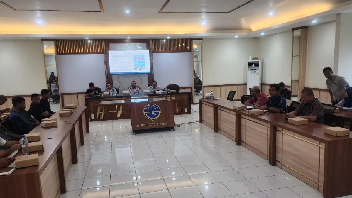 SOSIALISASI : Wakil Ketua Komisi III DPRD Kabupaten Gresik, Abdullah Hamdi saat sosialisasi pencegahan gratifikasi KIR. (Foto : Ist/Radar Gresik) 