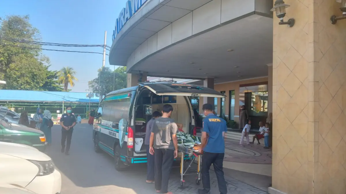 KEMANUSIAAN: Anggota Sidokkes Polres Gresik saat mengantarkan warga yang sedang sakit untuk pergi kontrol ke RS dengan fasilitas ambulans gratis Polres Gresik. (Foto : Ist/Radar Gresik) 