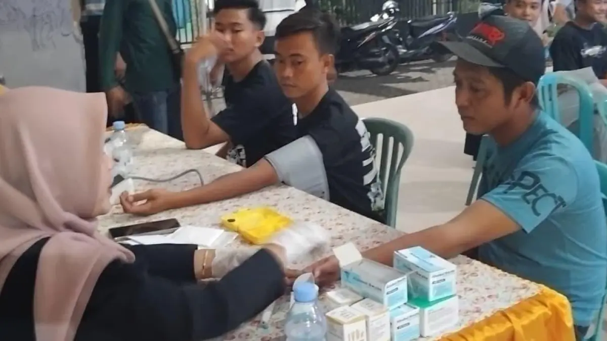 PEMERIKSAAN: Para warga dan remaja saat melakukan pemeriksaan kesehatan berkala di puskesmas. (Foto : Fajar/Radar Gresik) 