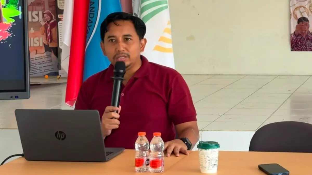 Sinergi : Kepala SRMA 37 Gresik, Rangga Pratama Wahyudiarta saat memimpin rapat koordinasi bersama dewan guru dan tenaga kependidikan. (Foto : Fajar/Radar Gresik) 