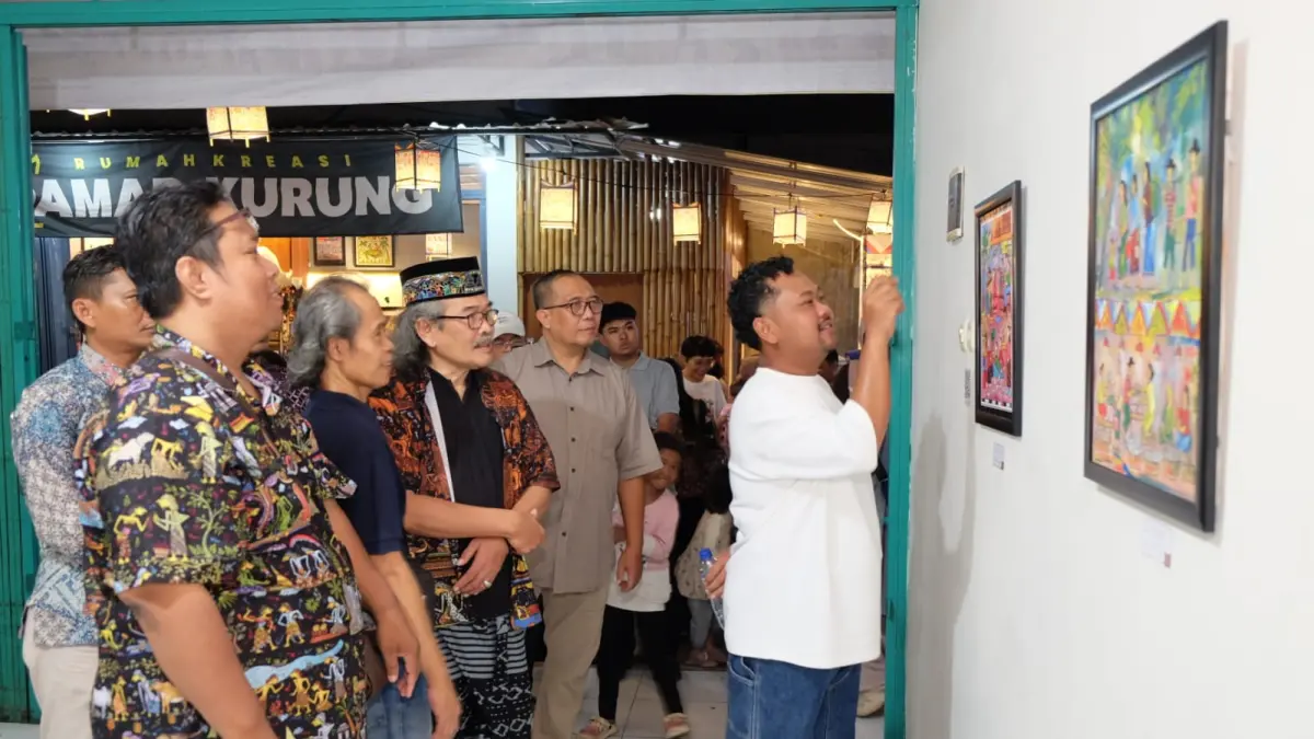 Bupati Gresik Fandi Akhmad Yani (Gus Yani) meresmikan Rumah Kreasi Damar Kurung sekaligus membuka pameran lukisan "Damar Kurung Melintas Waktu" di Kebungson. (Foto : Ist/Radar Gresik) 