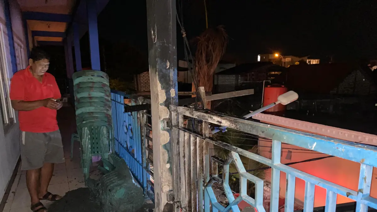 Hangus : Musala di Desa Golokan, Kecamatan Sidayu, Kabupaten Gresik, nyaris mengalami kebakaran hebat akibat kelalaian puntung rokok. (Foto : ist/Radar Gresik) 
