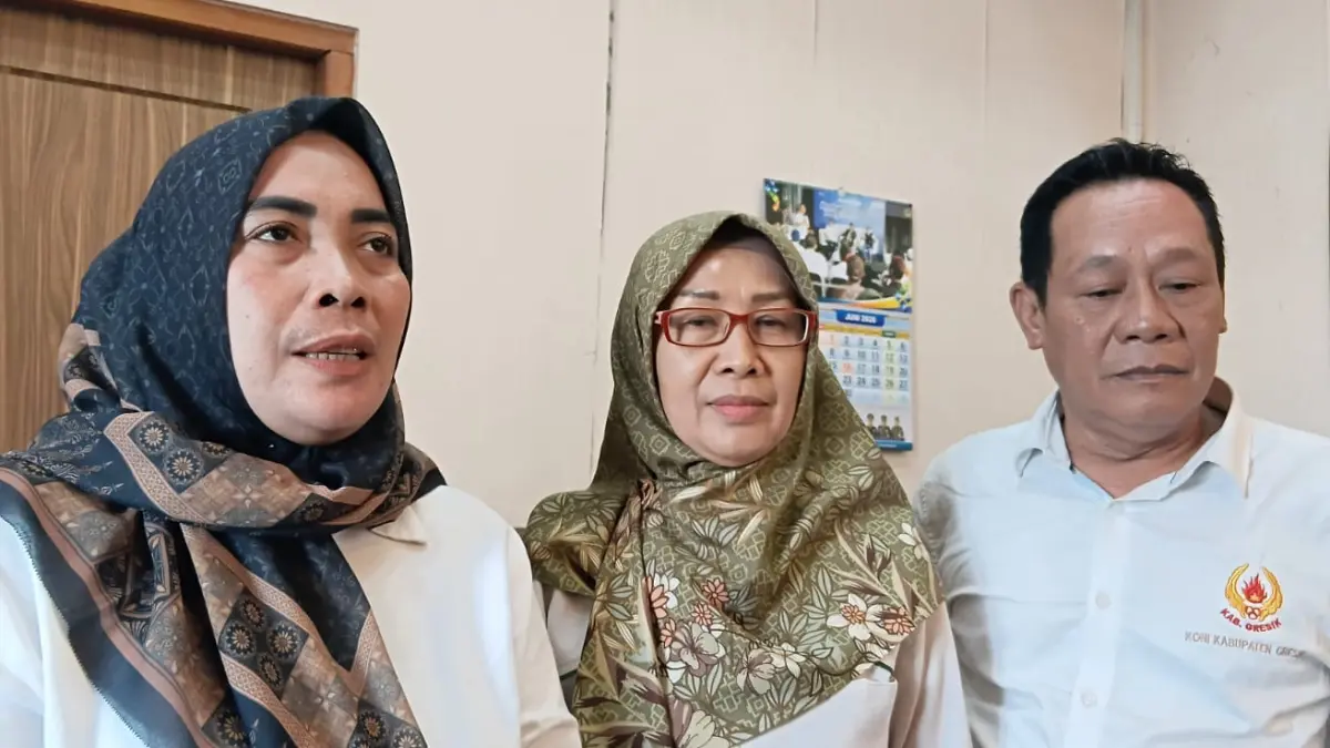 Optimis : Ketua Umum KONI Kabupaten Gresik, dr. Anis Ambiyo Putri, kiri saat diwawancarai Radar Gresik. (Foto : Fajar/Radar Gresik) 
