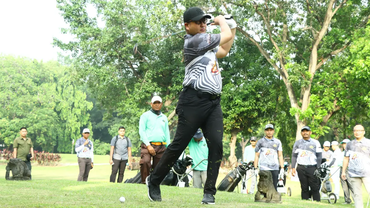 TURNAMEN: Kapolres Gresik AKBP Ramadhan Nasution bersama jajaran Forkopimda saat mengikuti pembukaan turnamen Golf dalam rangka memperingati Hari Ulang Tahun (HUT) Bhayangkara ke-80. (Foto : Ist/Radar Gresik) 