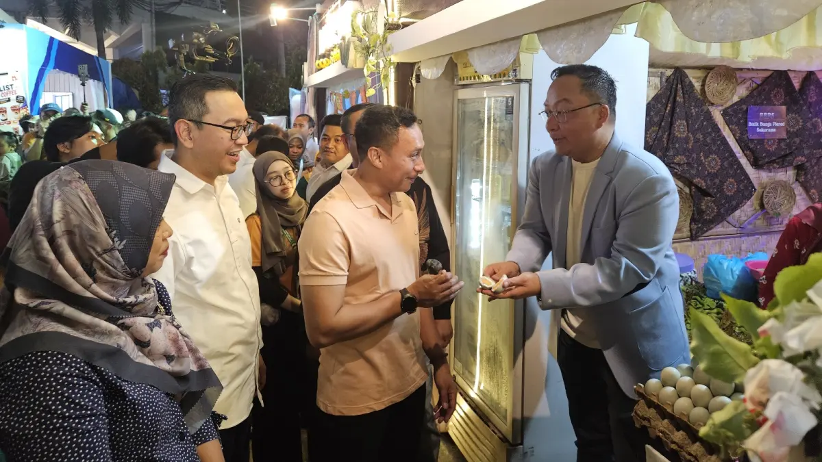 Wakil Bupati Gresik, Asluchul Alif (kanan) bersama Dandim 0817 Gresik, Fadly Karamaha dan Dirkeu Petrokimia Gresik, Adityo Wibowo mengunjungi stand UMKM Kelurahan Sukorame yang merupakan wilayah ring satu perusahaan.
