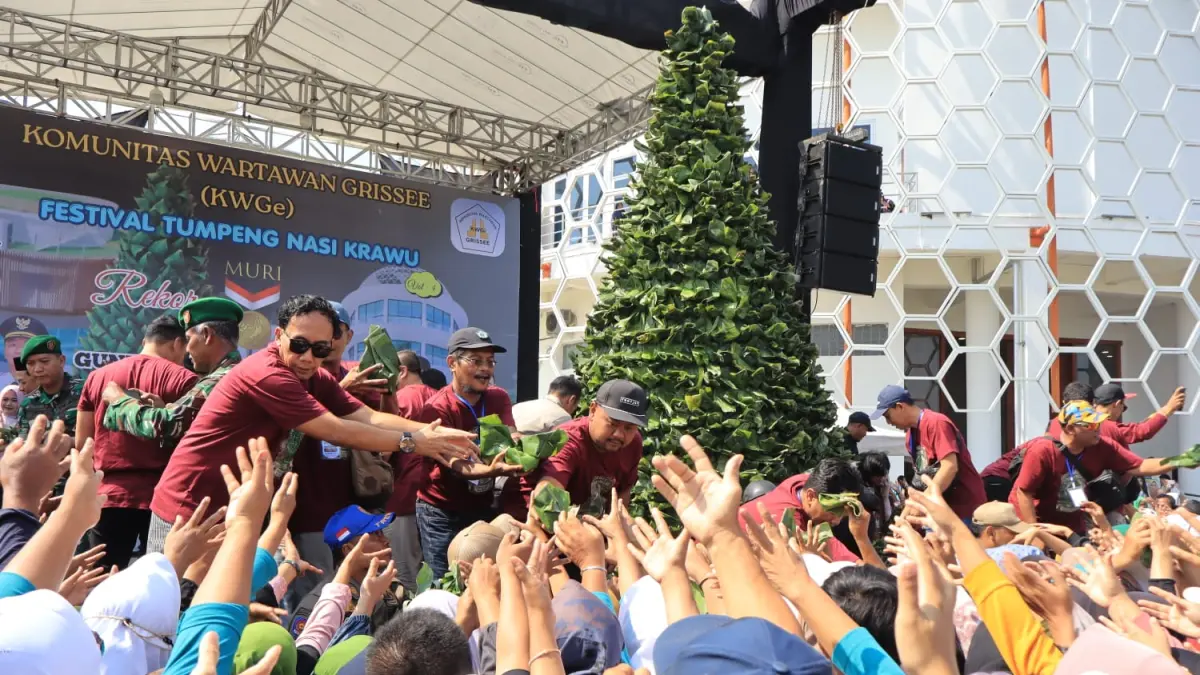 Cetak Sejarah Baru! Nasi Krawu resmi kukuhkan diri di panggung dunia lewat Rekor Dunia MURI. (Foto : Ist/Radar Gresik) 