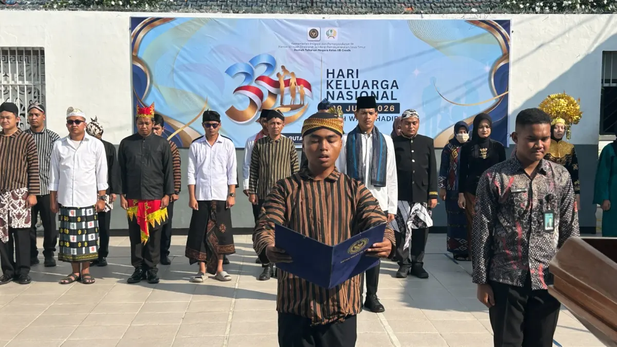 Khidmat : Pegawai Rutan Kelas IIB Gresik saat mengikuti jalannya upacara peringatan Hari Keluarga Nasional (Harganas) ke-33 dengan mengenakan beragam pakaian adat Nusantara. (Foto : Yudhi/Radar Gresik) 