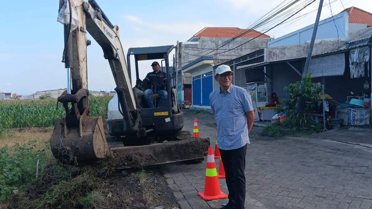 MENINJAU: Wakil Ketua Komisi III DPRD Kabupaten Gresik, Abdullah Hamdi, saat meninjau langsung progres lokasi pembangunan JPD di Randu Padangan, Menganti, Gresik. (Foto : Fajar/Radar Gresik) 