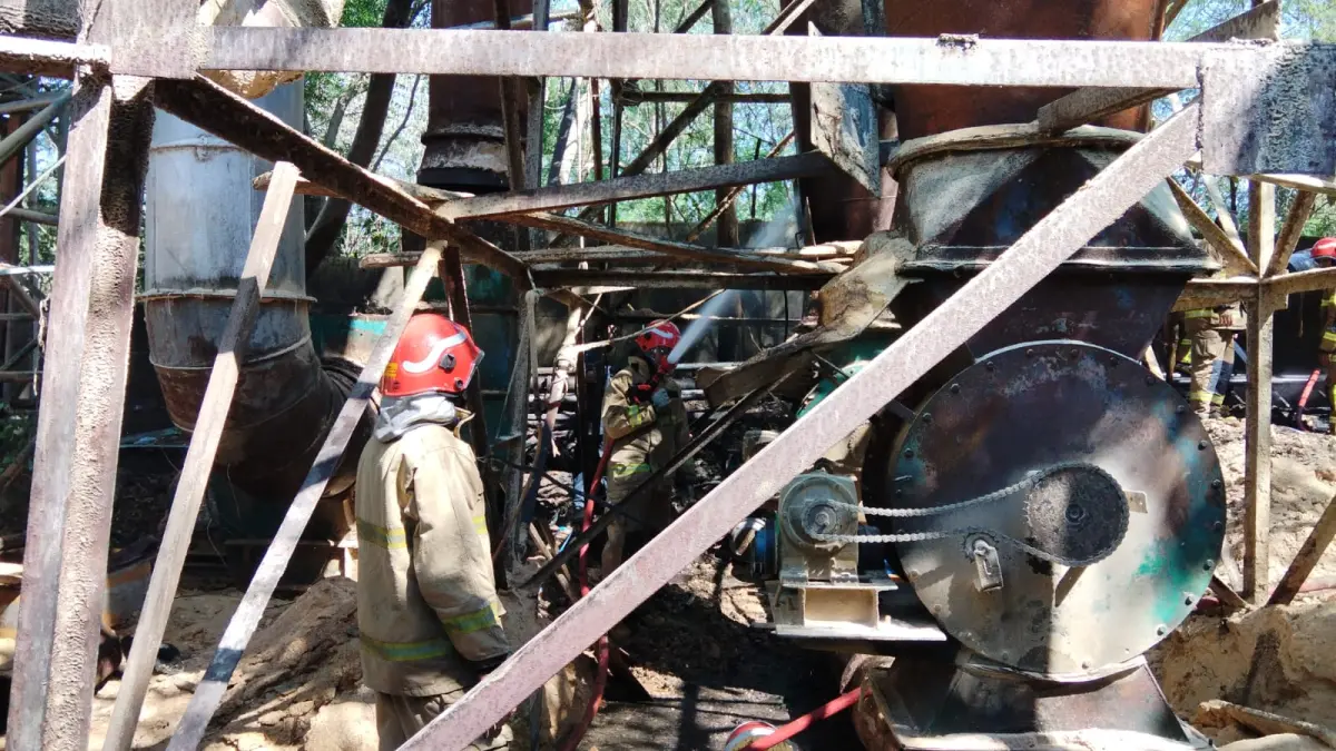PEMADAMAN: Petugas pemadam kebakaran saat berjibaku melakukan pemadaman tumpukan serbuk kayu yang terbakar di PT Redtroindo Nusantara, Jalan Veteran Tama Utara, Kelurahan Gending, Kecamatan Kebomas, Gresik. (Foto : Ist/Radar Gresik) 