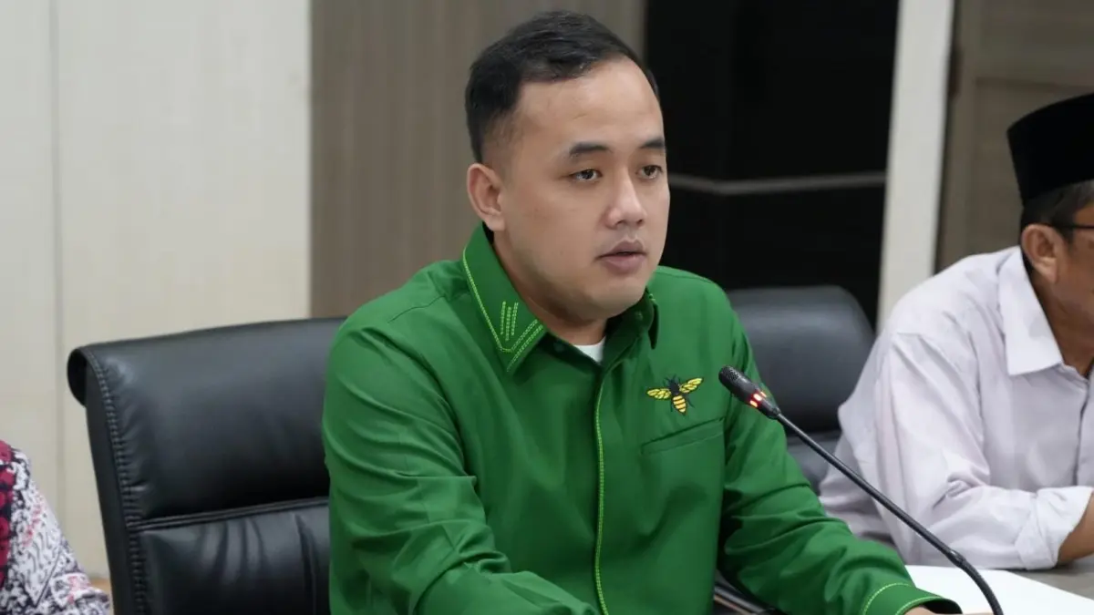 SAMBUT BAIK: Ketua Komisi I DPRD Gresik Muhammad Rizaldi Saputra saat memberikan pandangan terkait modernisasi sistem pemilihan di tingkat desa. (Foto : Fajar/Radar Gresik) 