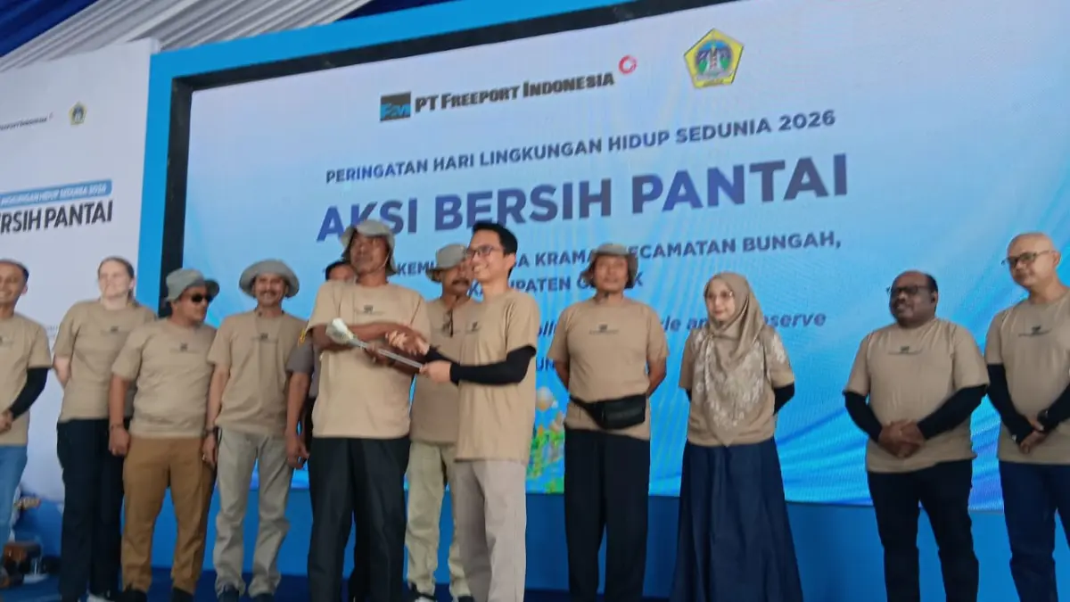 SIMBOLIS: Manajemen PTFI saat memberikan perlengkapan secara simbolis yang digunakan untuk aksi bersih pantai (coastal cleanup). (Foto : Fajar/Radar Gresik) 