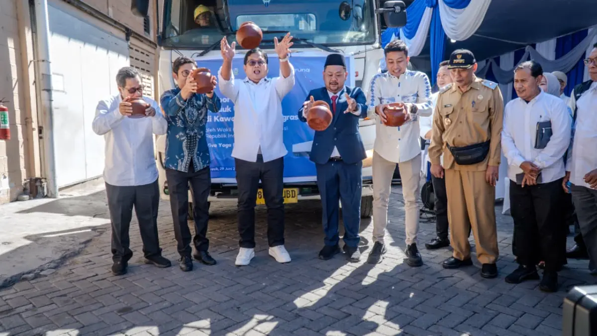Bupati Gresik, H. Fandi Akhmad Yani, bersama Wakil Menteri Transmigrasi RI, Viva Yoga Mauladi, resmi melepas ekspor satu kontainer rajungan berkualitas tinggi ke pasar Amerika Serikat. (Foto : Ist/Radar Gresik) 