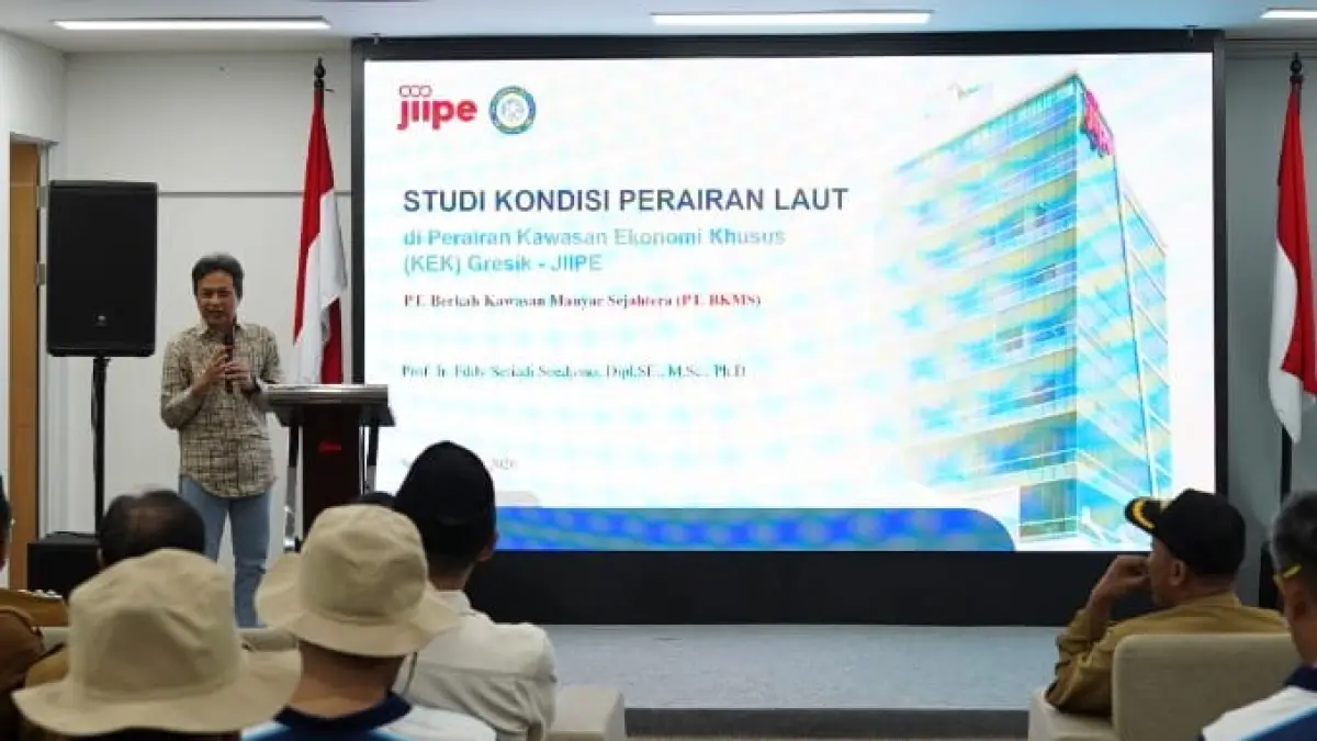 Guru Besar Lingkungan Fakultas Sains dan Teknologi Universitas Airlangga, Prof. Eddy Setiadi Soedjono, menyampaikan paparannya atas kondisi terkini.