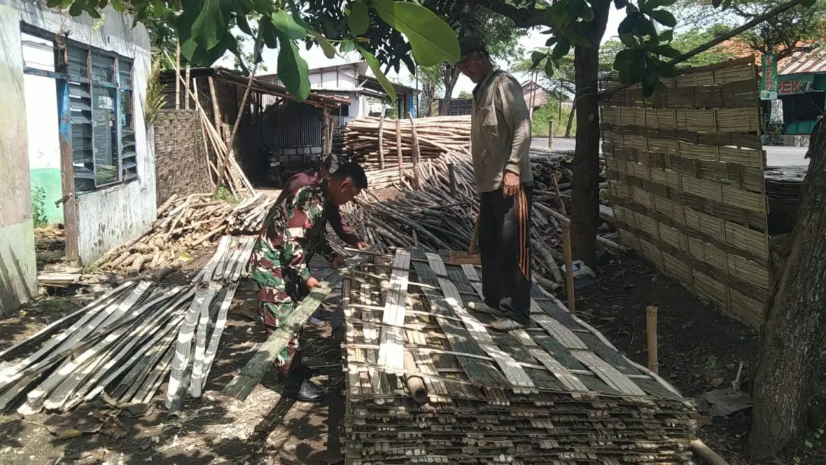 KEPEDULIAN : Wujud kepedulian terhadap perkembangan usaha mikro masyarakat. (Foto : Fajar/Radar Gresik) 