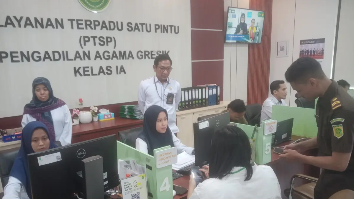 Petugas Kasidatun Kejari Gresik saat melakukan pendaftaran permohonan penetapan perwalian anak di ruang Pelayanan Terpadu Satu Pintu (PTSP) Pengadilan Agama Gresik. (Foto : Ist/Radar Gresik) 