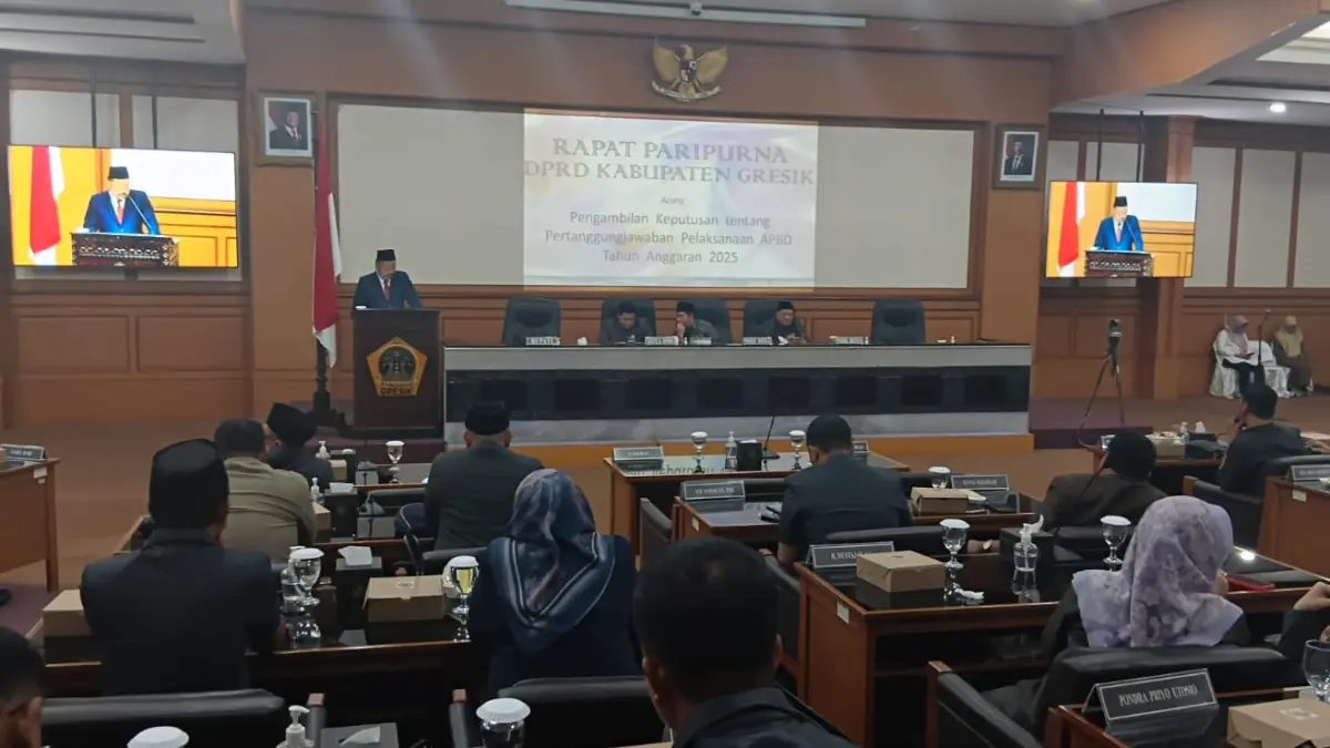 Sekretaris DPRD Kabupaten Gresik, Mokh. Najikh saat membacakan hasil pembahasan Badan Anggaran bersama TAPD di ruang Rapat Paripurna. (Foto: Fajar/Radar Gresik)