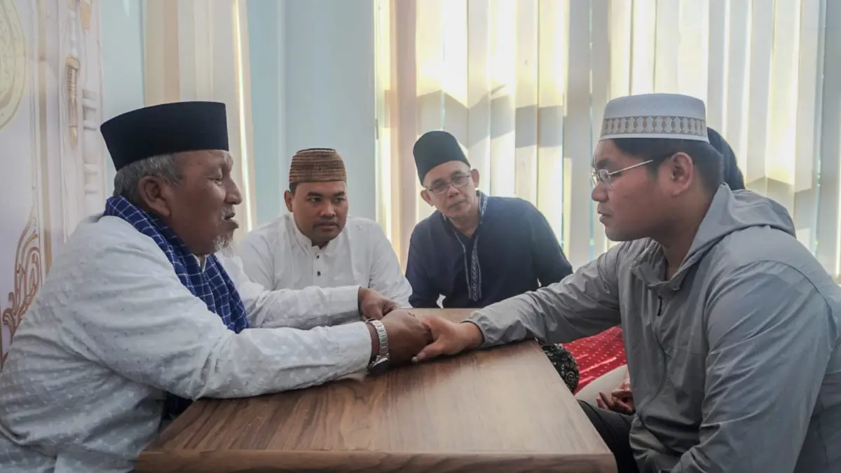 Warga negara asing (WNA) asal China yang bekerja di Kecamatan Manyar, resmi memeluk agama Islam setelah mengikrarkan dua kalimat syahadat. (Foto : Ist/Radar Gresik) 