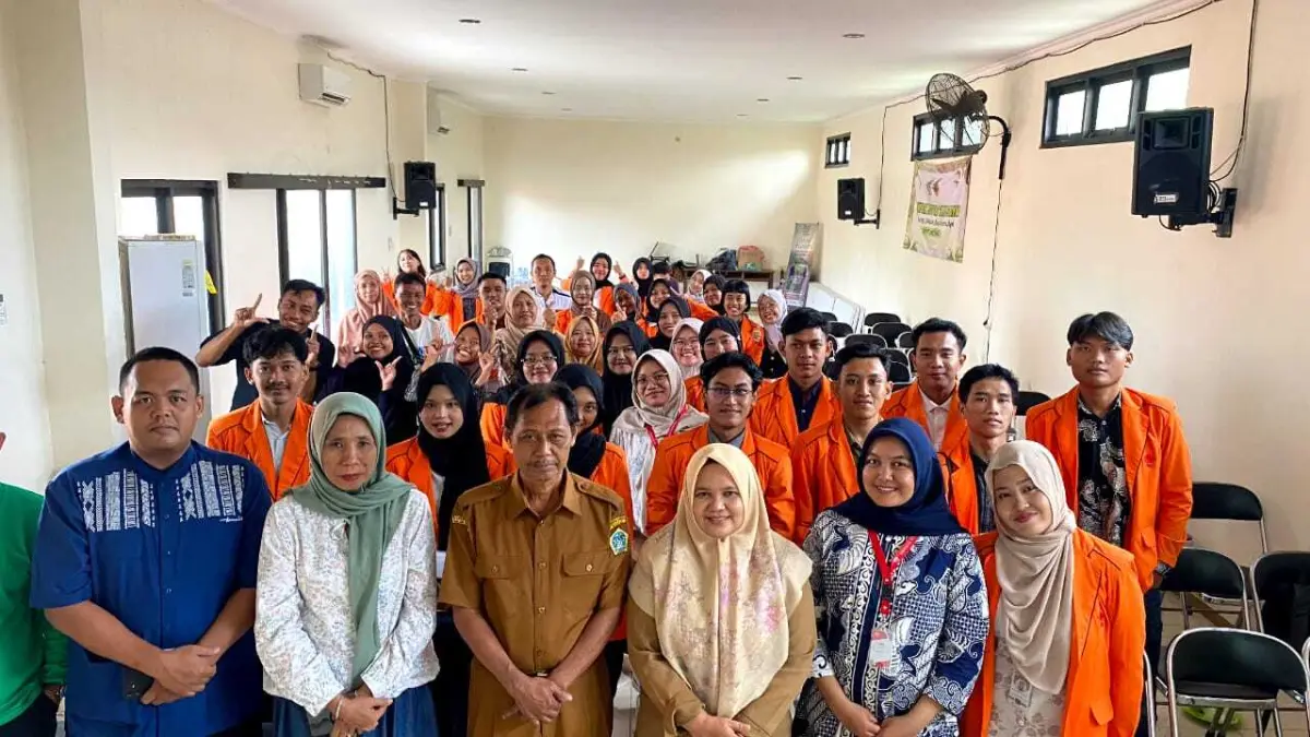 KOMPAK: Tim Pengabdian Masyarakat (Pengmas) kolaborasi antara Program Studi Teknologi Industri Pertanian (TIP) dan Manajemen Rekayasa (MR) Universitas Internasional Semen Indonesia (UISI) melaksanakan rangkaian program strategis di Desa Sukomulyo, Kecamatan Manyar, Kabupaten Gresik.