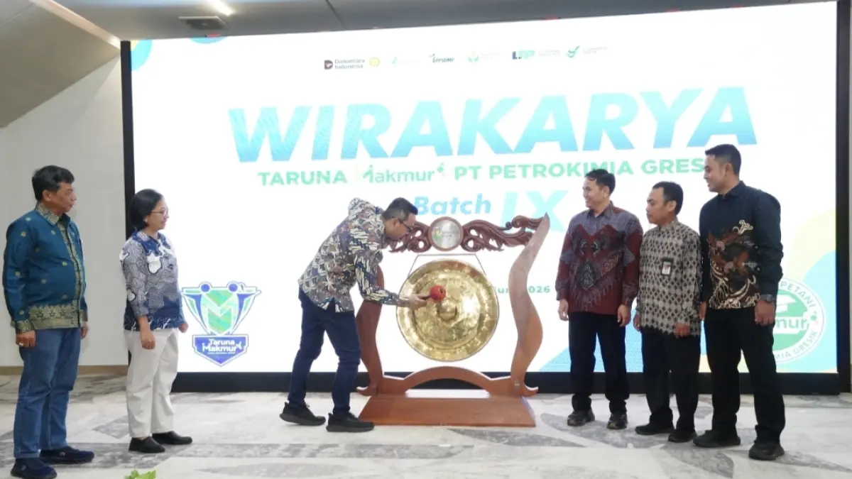 Direktur Keuangan dan Umum Petrokimia Gresik, Adityo Wibowo (tengah), memukul gong sebagai tanda dimulainya Program Wirakarya Taruna Makmur Batch IX. (Foto : Ist/Radar Gresik) 