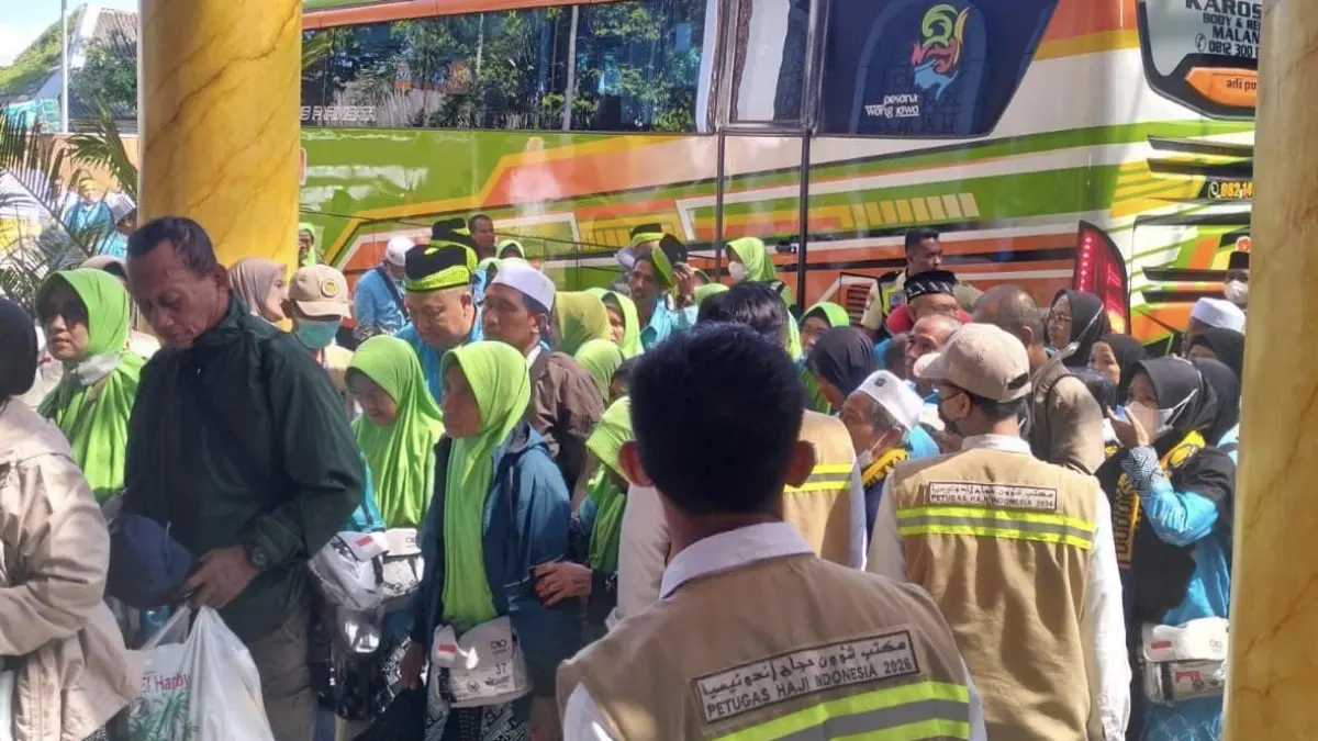 JAMAAH : Para jamaah haji asal Gresik yang sudah tiba di Kabupaten Gresik. (Foto : Fajar/Radar Gresik) 