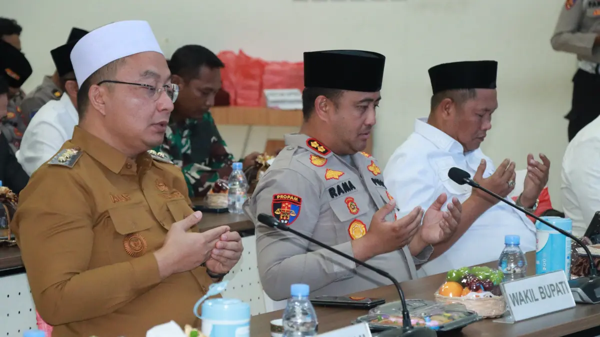 Kapolres Gresik AKBP Ramadhan Nasution bersama jajaran tokoh lintas agama dan Forkopimda saat menggelar doa bersama menjelang Hari Bhayangkara ke-80 di Mapolres Gresik. (Foto: Istimewa/Radar Gresik)