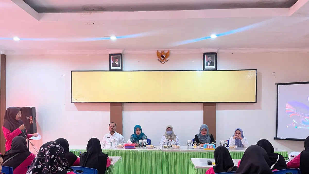 PENGUATAN : Dinas KBPPPA memberikan materi penguatan pemberdayaan kepada peserta program Bunda Puspa.
