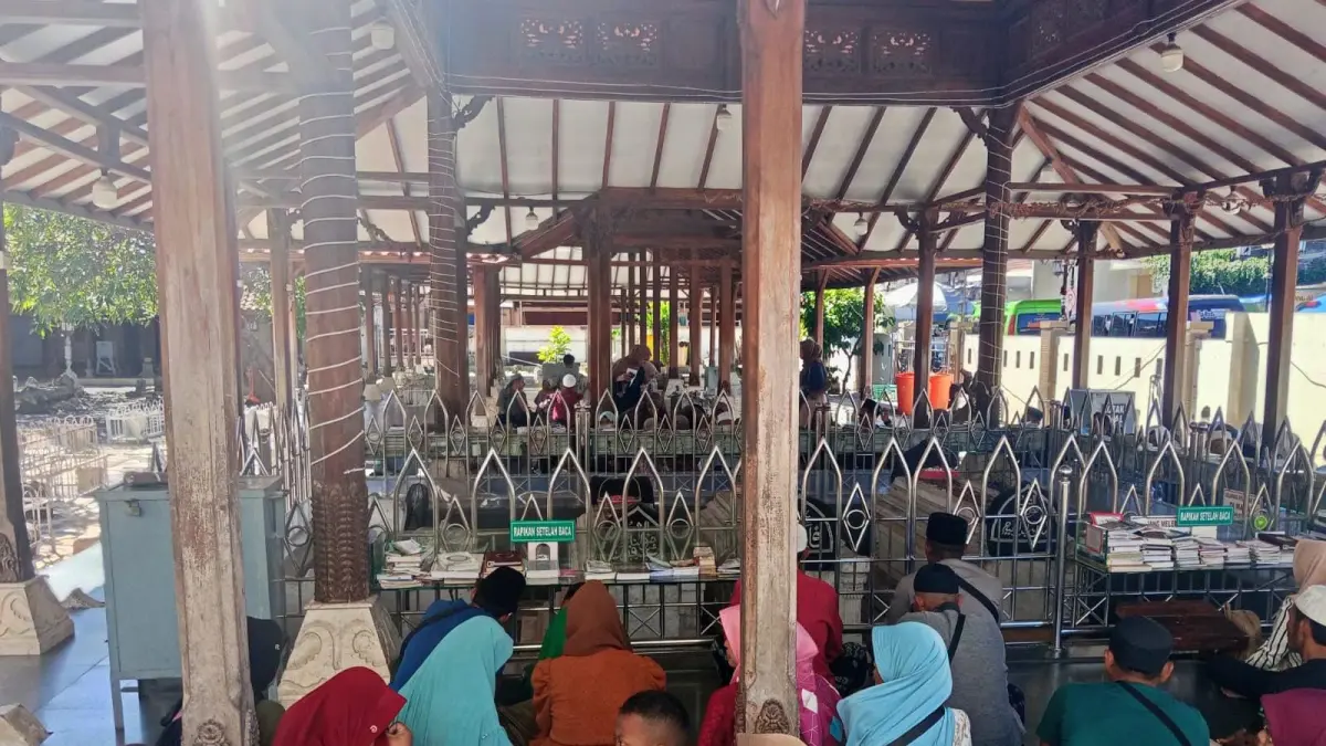 RIBUAN: Para peziarah dari luar kota memadati kompleks makam Sunan Gresik. (Foto : Fajar/Radar Gresik) 