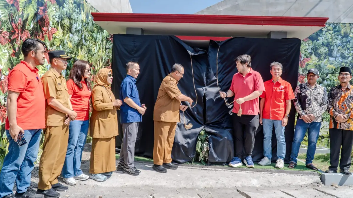 Sekda Gresik Achmad Washil Miftahul Rachman meresmikan dan menyerahkan ratusan Rumah Layak Huni (RLH) di Desa Campurejo, Kecamatan Panceng. (Foto : Ist/Radar Gresik) 