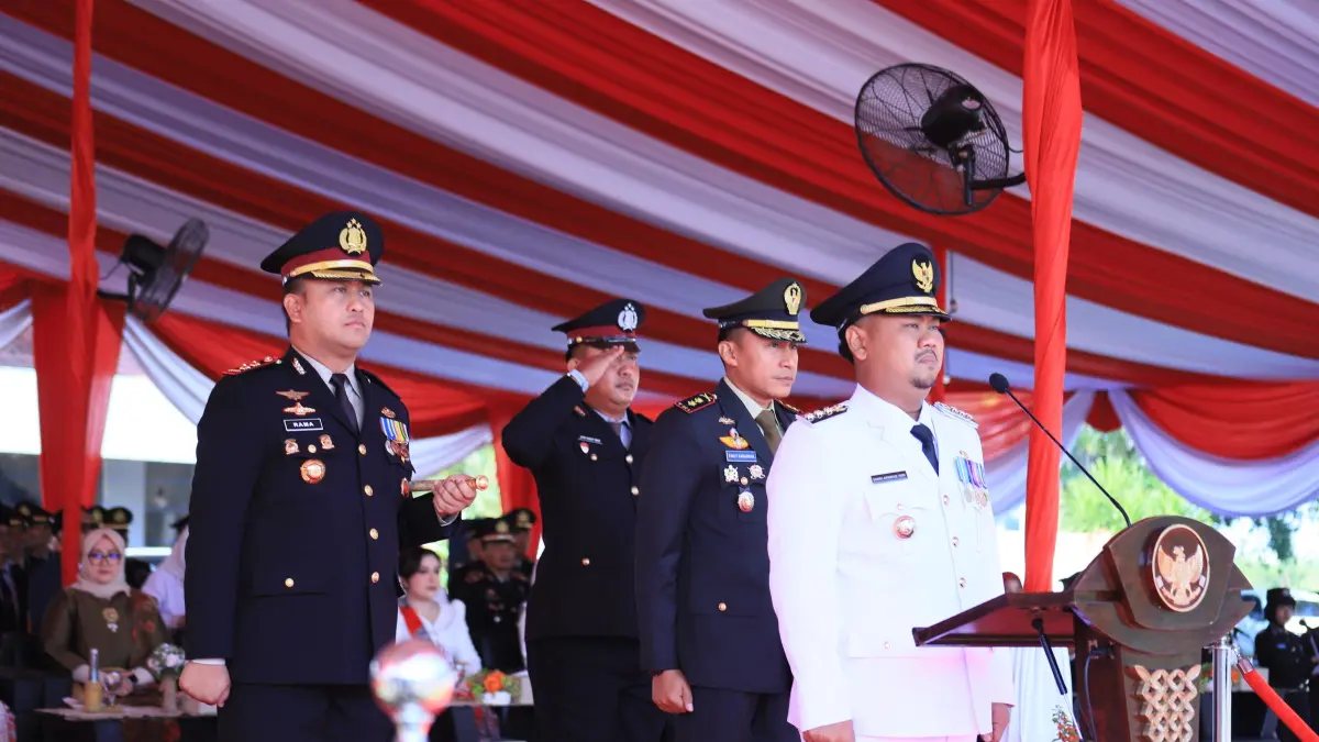 UPACARA : Bupati Gresik Fandi Ahmad Yani, Kapolres Gresik AKBP Ramadhan Nasution, Dandim 0817/Gresik Letkol Inf. Fadly Subur Karamaha beserta forkopimda Kabupaten Gresik saat mengikuti upacara Hari Bhayangkara ke-80 di Halaman Kantor Pemkab Gresik. (Foto : Ist/Radar Gresik) 