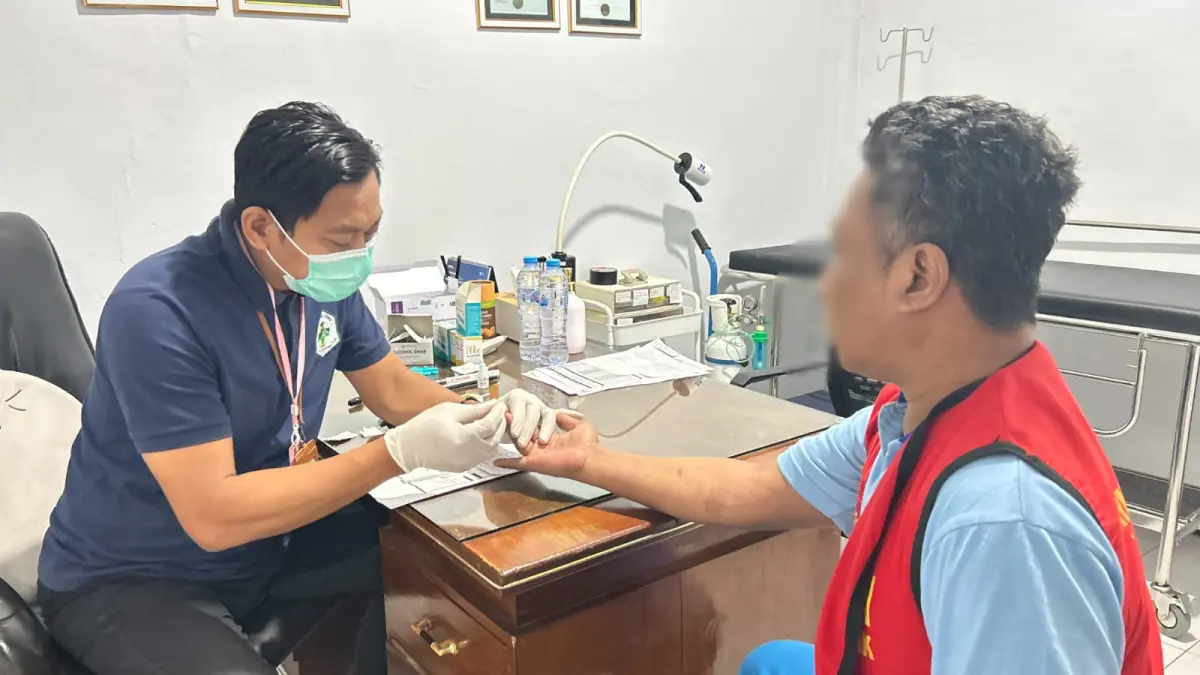 CEK HIV: Rutan Kelas IIB Gresik saat menggandeng Puskesmas Cerme dan PKBI Jatim menggelar skrining HIV bagi Warga Binaan. (Foto : Yudhi/Radar Gresik) 