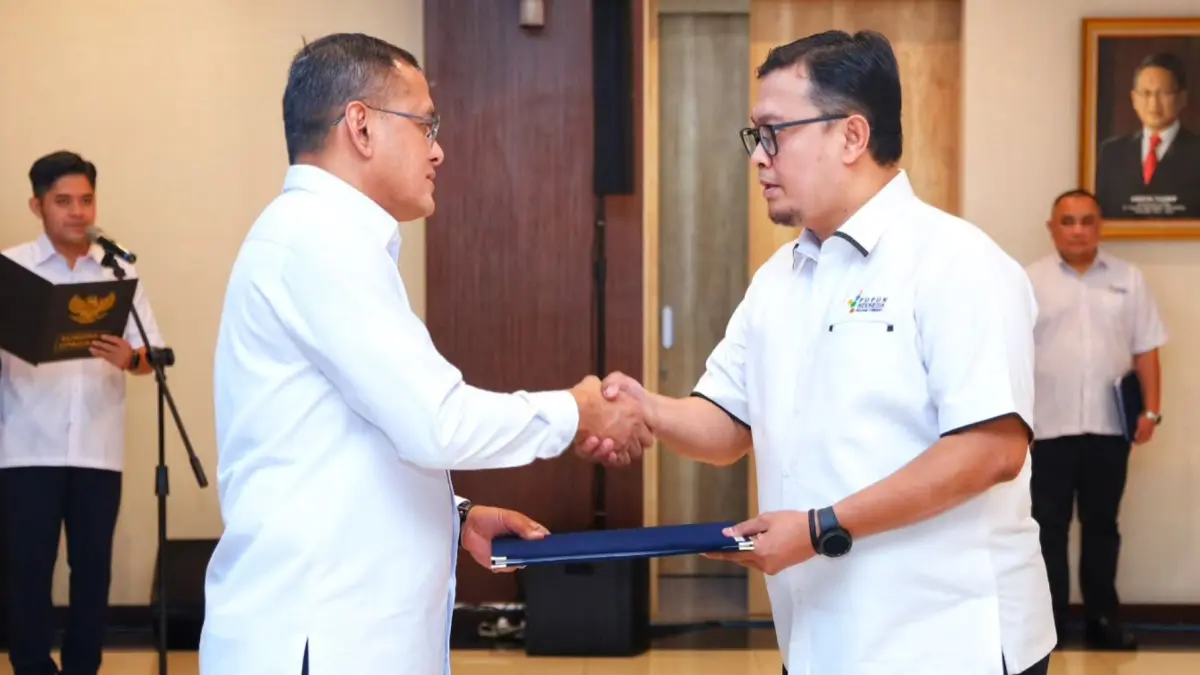 Direktur Utama Pupuk Indonesia, Rahmad Pribadi bersalaman dengan M. Ihwan Fahrurrazi. Foto : IST
