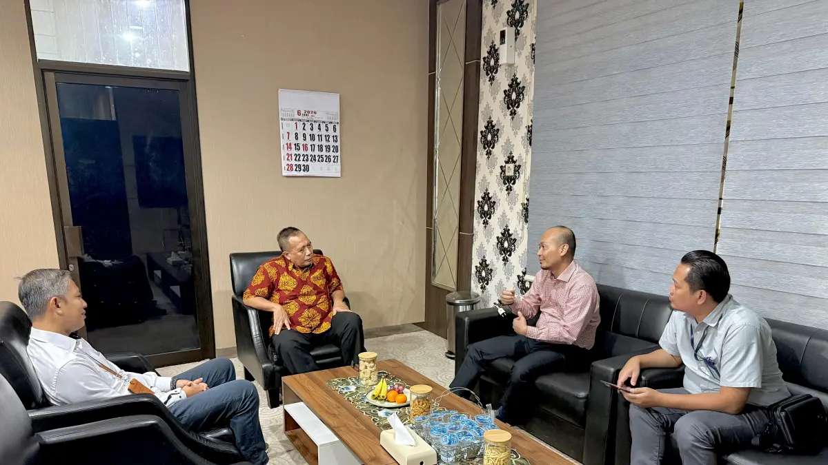 Manager PLN UP3 Gresik, Suhandopo menemui Sekretaris Daerah Pemkab Gresik, Ahmad Wasil Miftahul Rahman untuk berdialog mengenai ekosistem EV di Kabupaten Gresik.