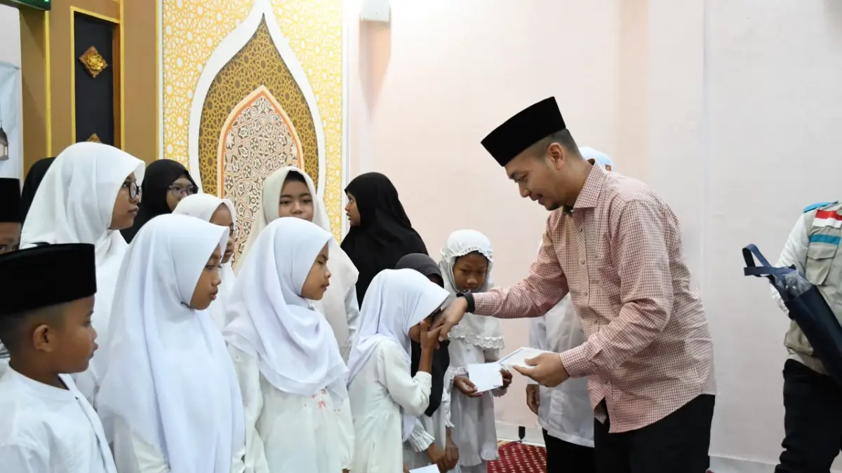 Manager PLN UP3 Gresik, Suhandopo menyerahkan santunan kepada puluhan anak yatim.