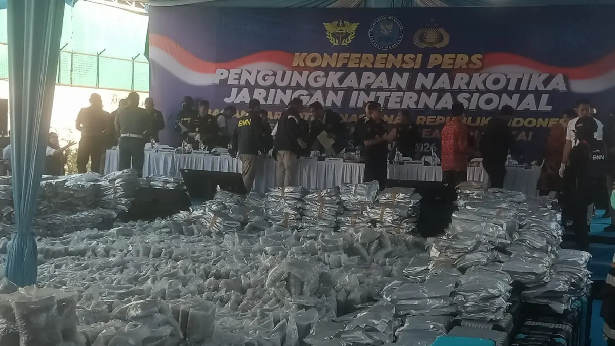 Ringkus : BNN RI bersama Dirjen Bea Cukai Jawa Timur mengungkap dugaan penyelundupan narkotika jaringan internasional di Kompleks Pergudangan Prambanan Bizland Blok SA-33, Desa Cerme Lor, (Foto : Yudhi/Radar Gresik) 