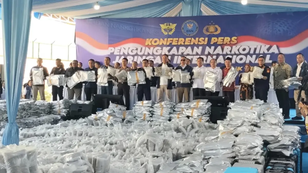 DIAMANKAN : Badan Narkotika Nasional Republik Indonesia (BNN RI) bersama Direktorat Jenderal Bea dan Cukai Jawa Timur mengungkap dugaan penyelundupan narkotika jaringan internasional di Kompleks Pergudangan Prambanan Bizland Blok SA-33, Desa Cerme Lor. (Foto : Yudhi/Radar Gresik) 