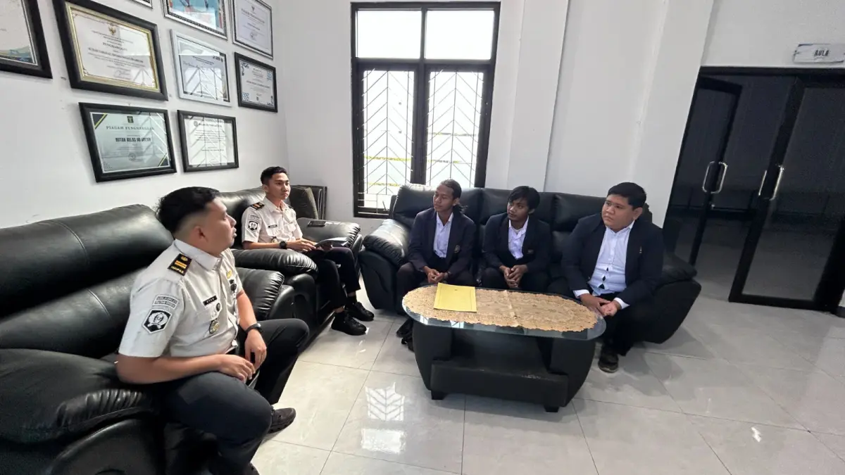 Akademisi : Petugas Rutan Gresik saat menerima Mahasiswa Magang dari UNESA Surabaya. (Foto : Yudhi/Radar Gresik) 